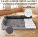 Infographie détaillée d'un lit pour chien orthopédique présenté en coupe transversale sur un sol en bois stratifié. Le lit de style canapé est gris avec des rebords en fausse fourrure texturée. Des légendes en français identifient les composants clés : 'Fausse Fourrure' pour le revêtement, 'Mousse Orthopédique Alvéolée' pour le noyau de soutien (avec un insert de zoom montrant la structure d'œuf et des flèches de circulation d'air), et 'Base Antidérapante' pour le dessous. Le texte principal en haut détaill