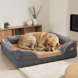 Labrador doré endormi dans un panier orthopédique grande taille gris avec rebords rembourrés et bordure orange, posé dans un salon moderne