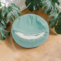 Petit lit orthopédique pour chien Happy Animalia bleu canard, intérieur en peluche blanche. Bords surélevés pour la sécurité et mousse à mémoire de forme pour le soutien articulaire.