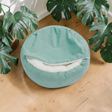 Petit lit orthopédique pour chien Happy Animalia bleu canard, intérieur en peluche blanche. Bords surélevés pour la sécurité et mousse à mémoire de forme pour le soutien articulaire.