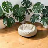 Lit orthopédique pour chien Happy Animalia beige, avec garnissage en peluche et bords surélevés pour un confort et un soutien optimaux.
