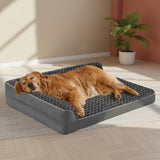Chien doré dormant sur un lit orthopédique Happy Animalia gris en mousse à mémoire de forme avec rebord en L.