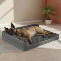 Chien couché sur un lit orthopédique Happy Animalia gris en mousse à mémoire de forme avec rebords en L