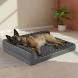 Chien couché sur un lit orthopédique Happy Animalia gris en mousse à mémoire de forme avec rebords en L