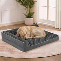 Chien labrador dormant sur un lit orthopédique Happy Animalia gris en mousse à mémoire de forme avec rebords