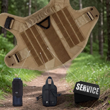 Vue détail du panneau MOLLE du harnais tactique beige Happy Animalia avec ses accessoires compatibles : porte-bouteille, pochette médicale et patch SERVICE, en forêt.