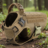 Harnais tactique pour grand chien beige sable Happy Animalia avec poignée de contrôle, boucles robustes et panneau MOLLE, posé en forêt.