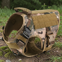Harnais tactique pour grand chien camouflage beige Happy Animalia avec poignée de contrôle, boucles robustes et panneau MOLLE, posé en forêt.