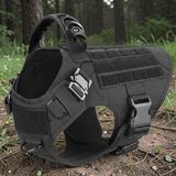 Harnais tactique pour grand chien noir Happy Animalia avec poignée de contrôle, boucles métalliques et panneau MOLLE, posé en forêt.