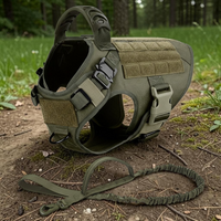 Harnais tactique vert militaire Happy Animalia avec laisse bungee assortie, posés en forêt — kit complet pour grand chien.