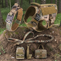 Kit complet 5 en 1 Happy Animalia camouflage : harnais tactique, collier, laisse bungee et pochettes MOLLE, posés sur un rocher en forêt pour grand chien.