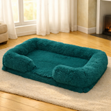 Panier orthopédique et apaisant vert canard pour grand chien Happy Animalia, posé sur un tapis beige dans un salon lumineux avec parquet.