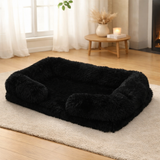 Panier orthopédique et apaisant noir pour grand chien Happy Animalia, disposé sur un tapis beige dans un salon lumineux.