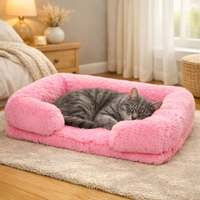 Panier orthopédique et apaisant rose pour chat Happy Animalia, avec un chat gris tigré endormi à l'intérieur, posé sur un tapis dans une chambre chaleureuse.