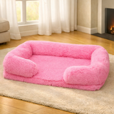 Panier orthopédique et apaisant rose bonbon pour grand chien Happy Animalia, disposé sur un grand tapis beige dans un salon lumineux avec cheminée.