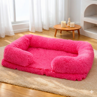 Panier orthopédique et apaisant rose fuchsia pour grand chien Happy Animalia, installé sur un tapis dans un salon lumineux et moderne