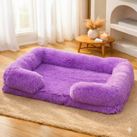 Panier orthopédique et apaisant violet pour grand chien Happy Animalia, installé sur un tapis dans un salon chaleureux et lumineux.