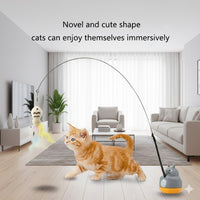 Chaton stimulé par la baguette à plume